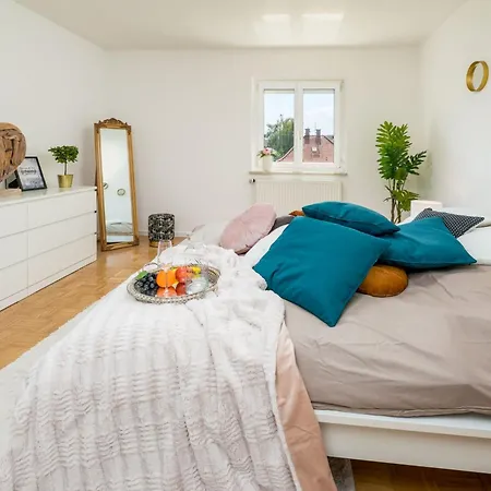 Eg Rechts Helle 80m 3-zimmer Naehe Salzburg By Interhome 아파트 *