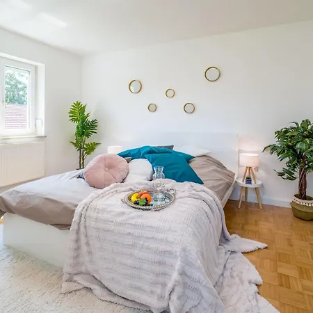 Eg Rechts Helle 80m 3-zimmer Naehe Salzburg By Interhome *